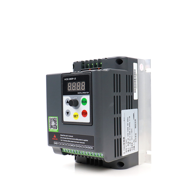 محرك التردد المتغير VFD العاكس ومحول الإدخال المرحلة الفردية 220V لإخراج 3 مراحل 380V 1.5KW 2.2KW